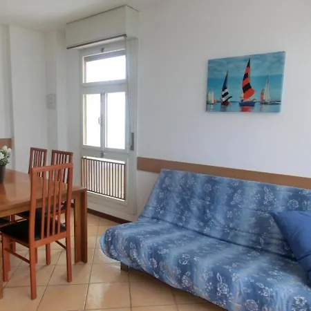 Elegant Renovated Flat On The 11th Floor With Lift With Sea View Lägenhet *